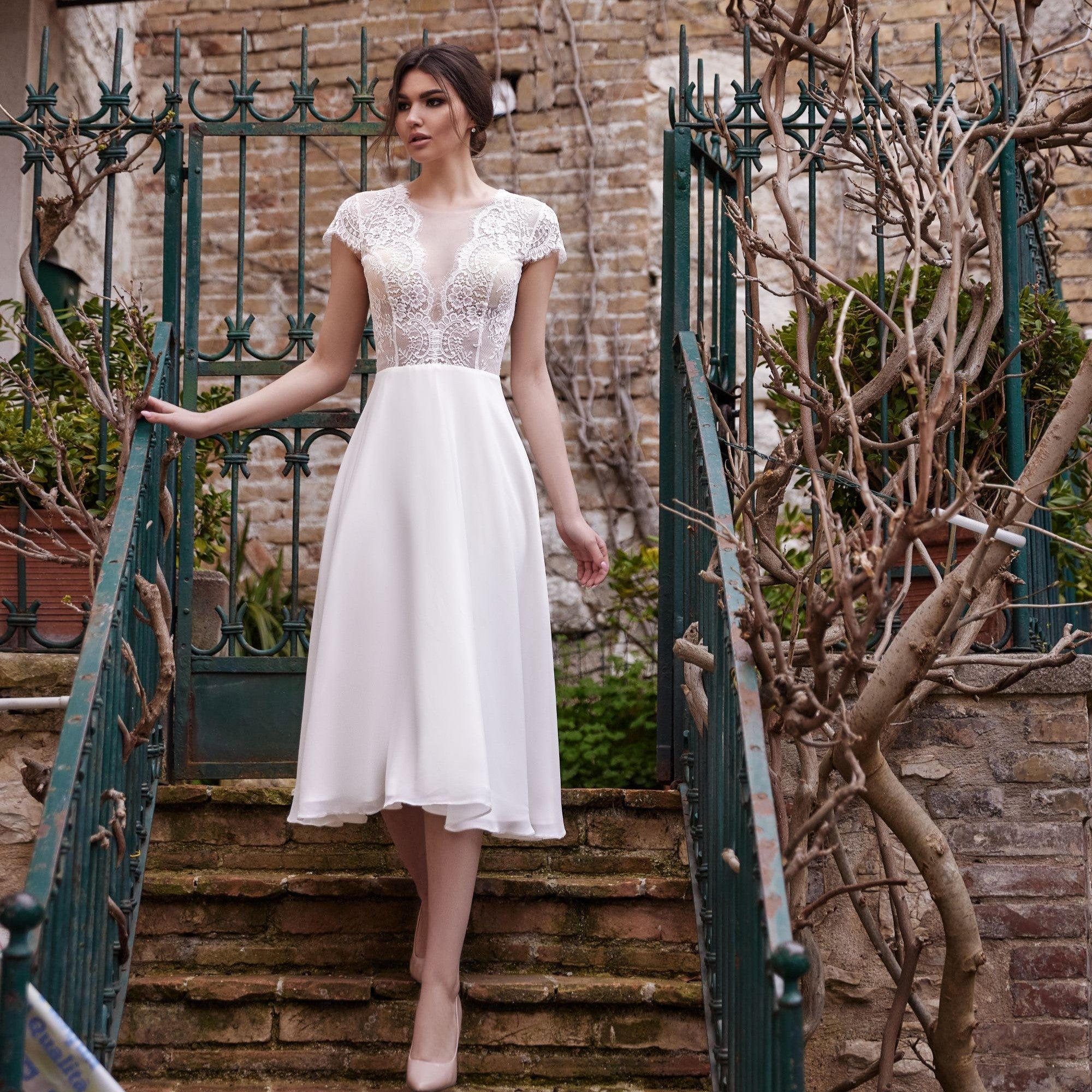 Vestido de novia a medida estilo recto con escote cuadrado – colección Liberty disponible online en Barcelona y Madrid