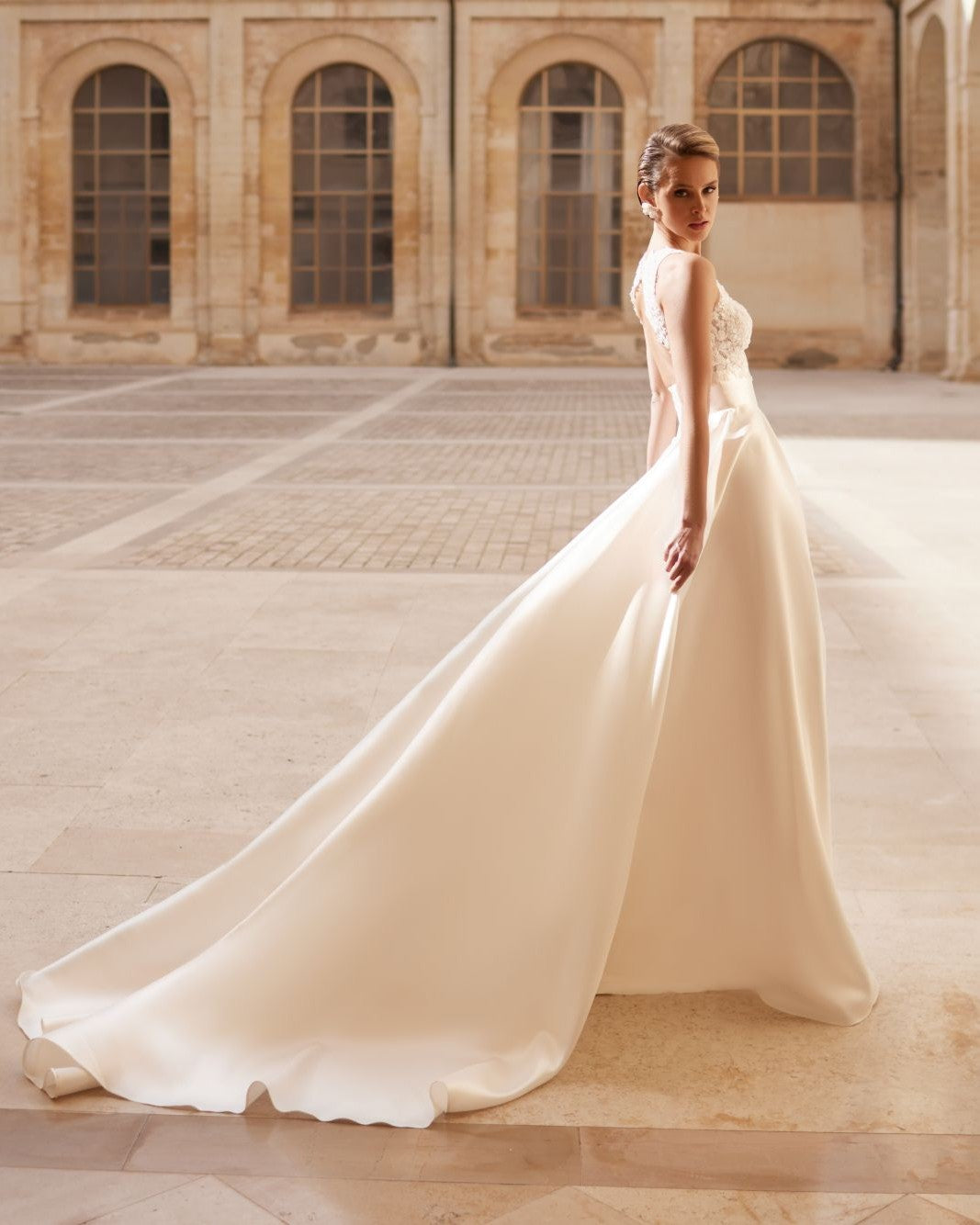 Lateral del vestido de novia a medida Amethyst – estilo sofisticado para novias modernas