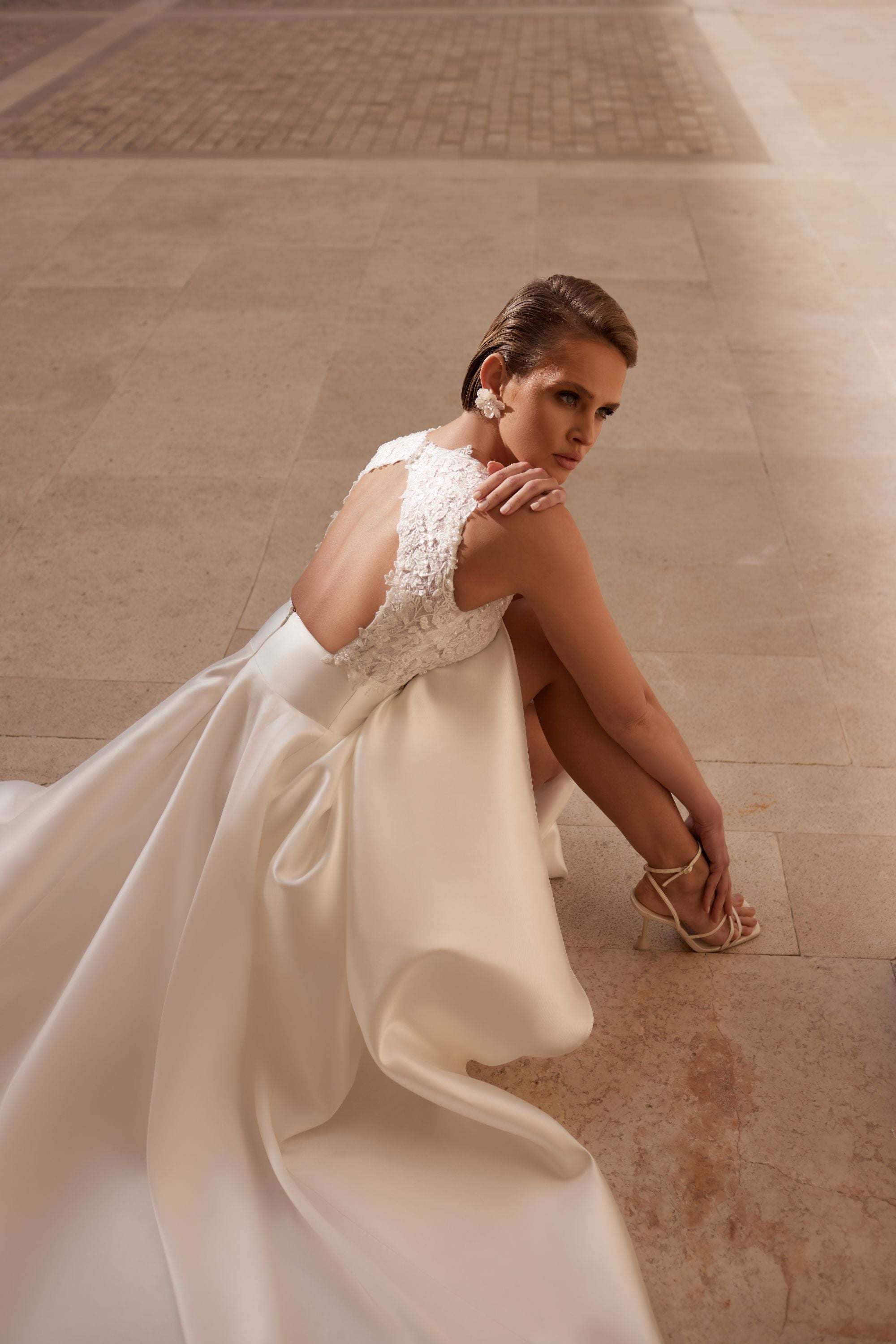 Primer plano del tejido y detalles del vestido Amethyst – calidad y confección a medida