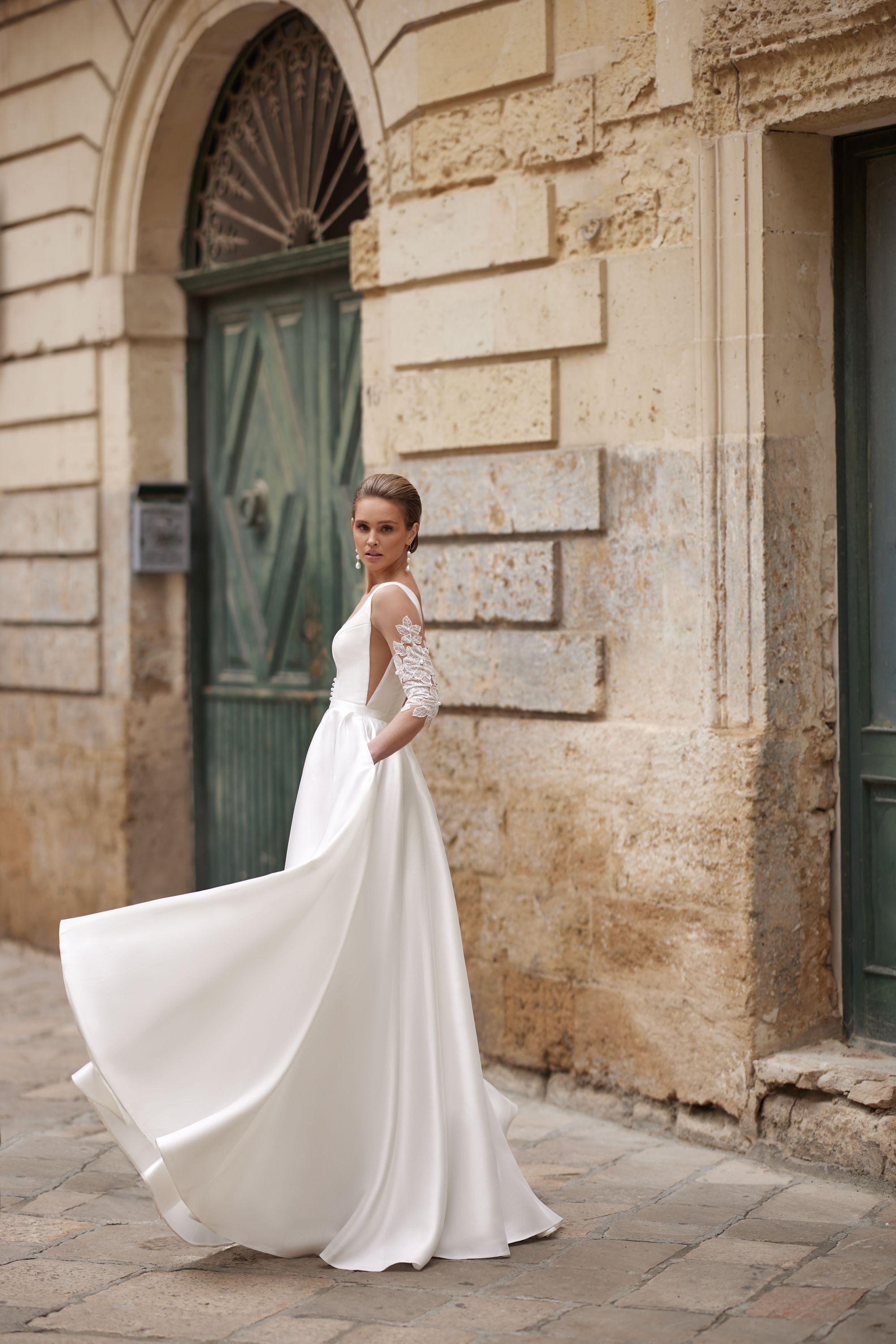 Lateral del vestido de novia a medida Aurora – estilo sofisticado para novias modernas