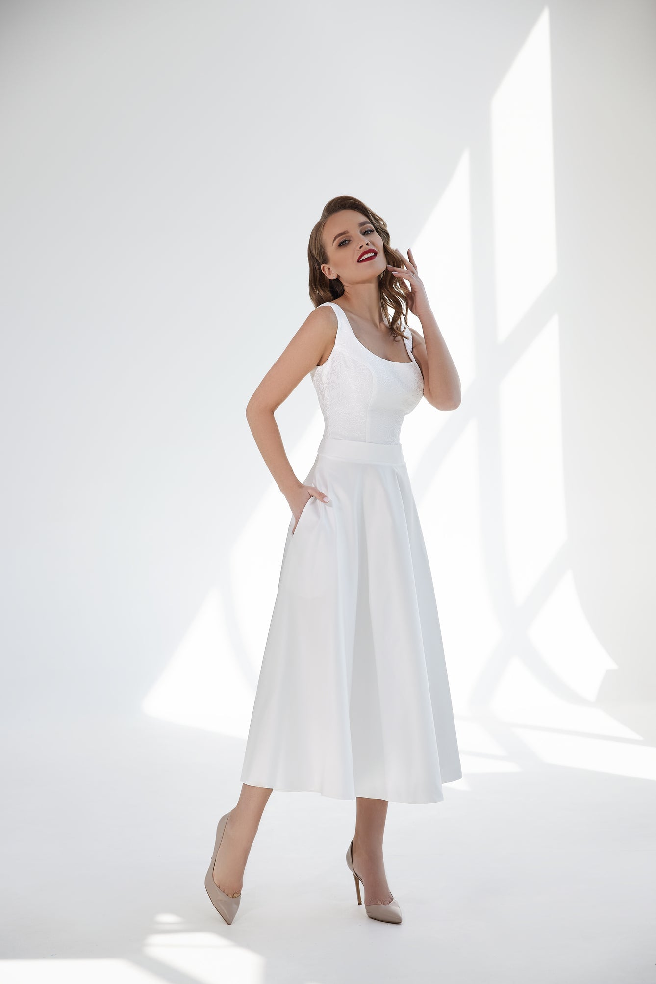 Vestido de novia a medida Briar – vista frontal completa estudio, disponible online en Barcelona y Madrid