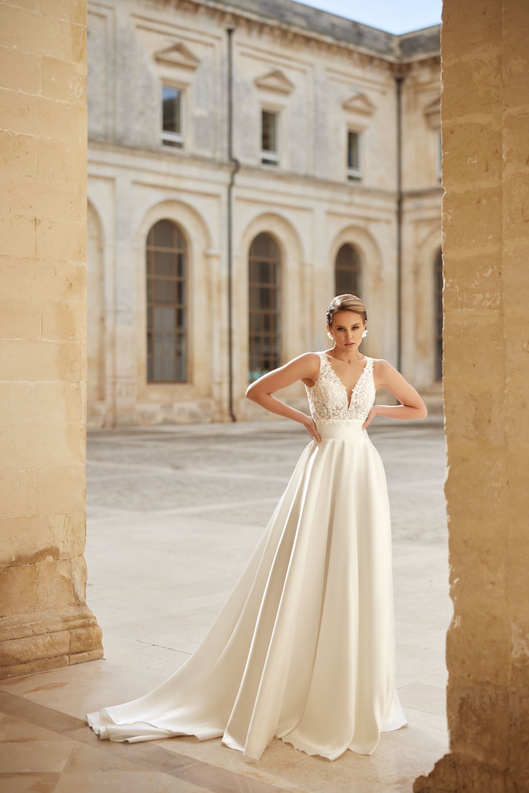 Vestido de novia a medida Amethyst –  frontal completa alejada, disponible online en Barcelona y Madrid