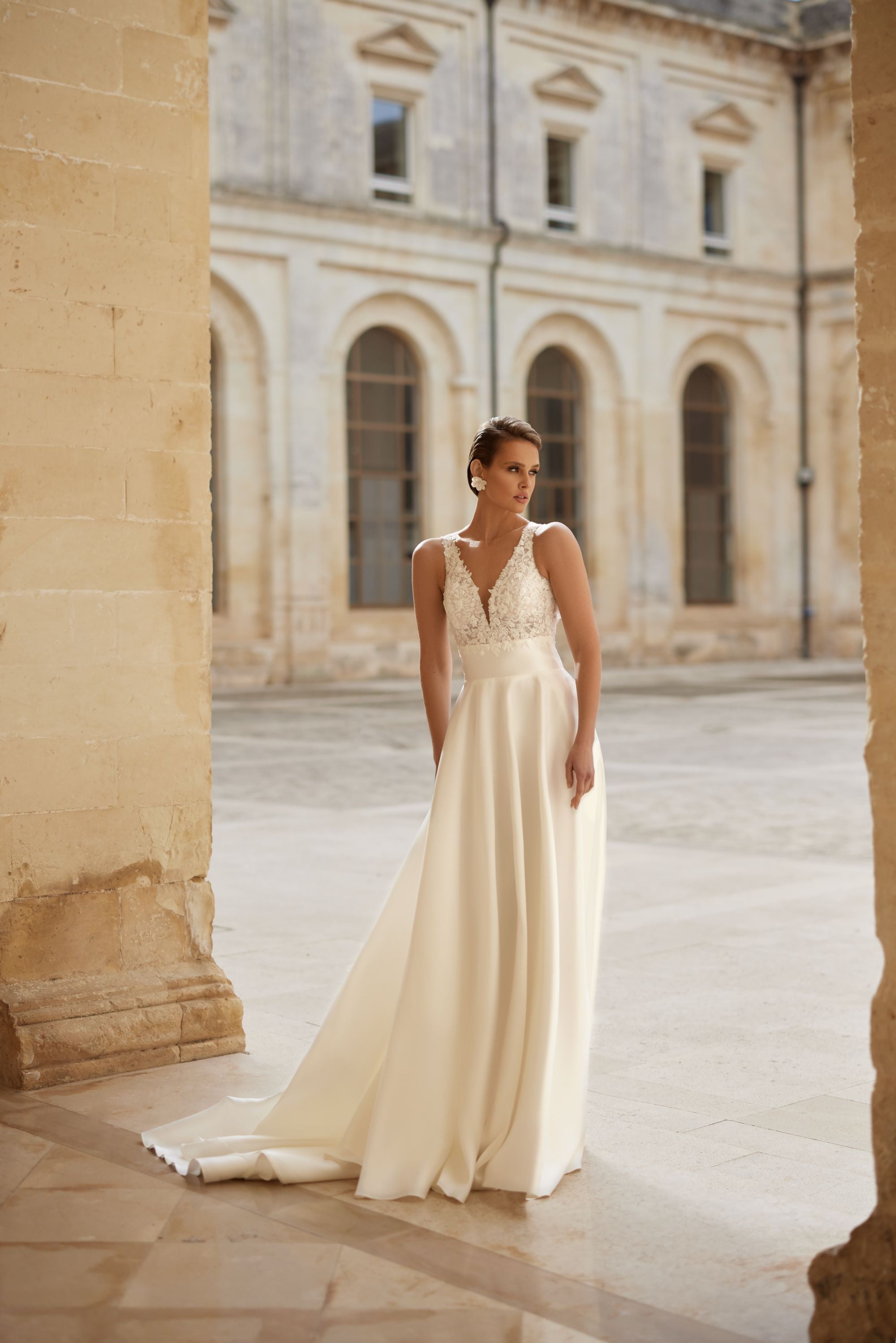 Vestido de novia a medida Amethyst – vista frontal completa alejada, disponible online en Barcelona y Madrid