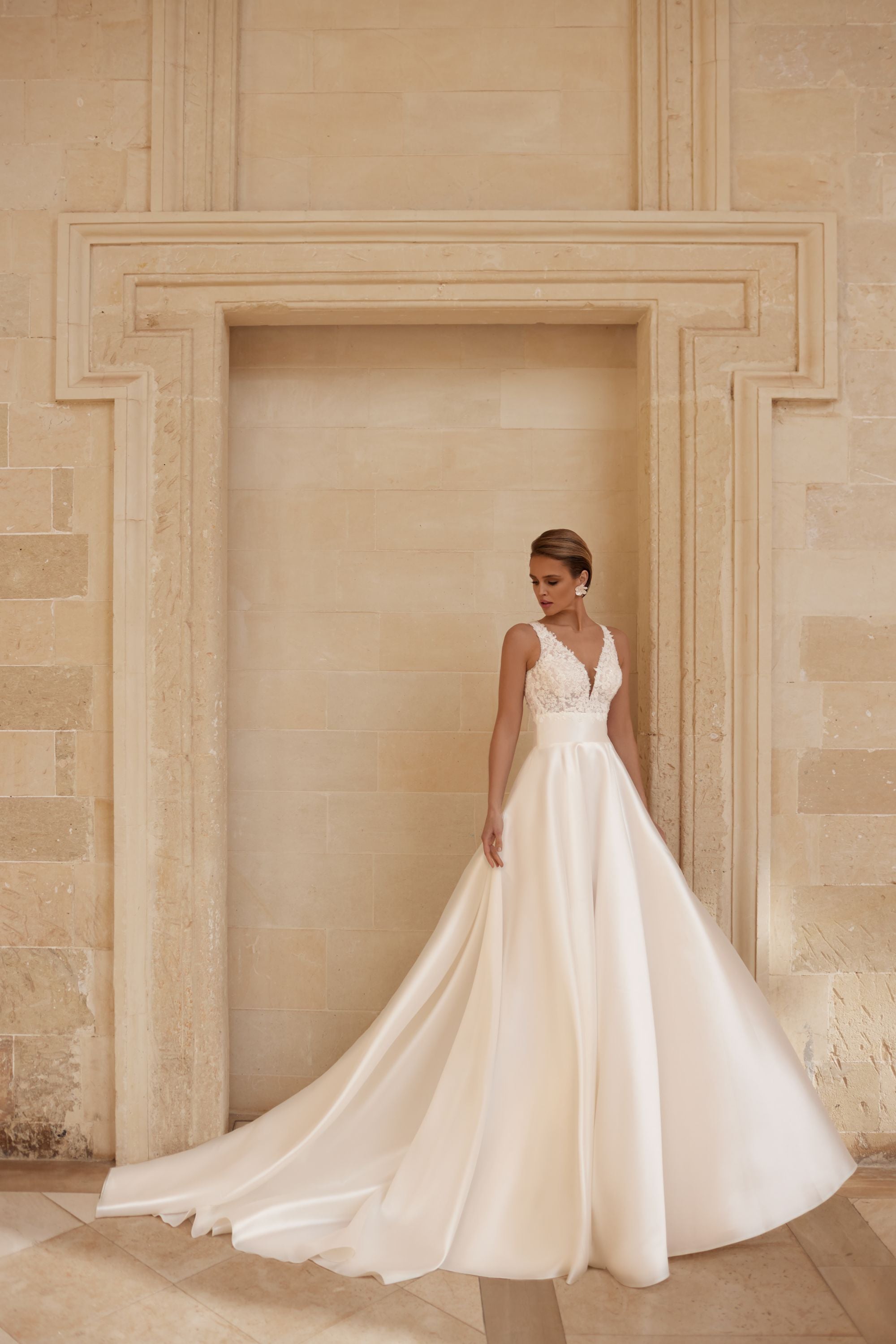 Vestido de novia a medida Amethyst – vista frontal completa, disponible online en Barcelona y Madrid