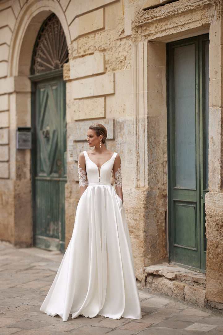 Vestido de novia a medida Aurora – vista frontal completa, disponible online en Barcelona y Madrid