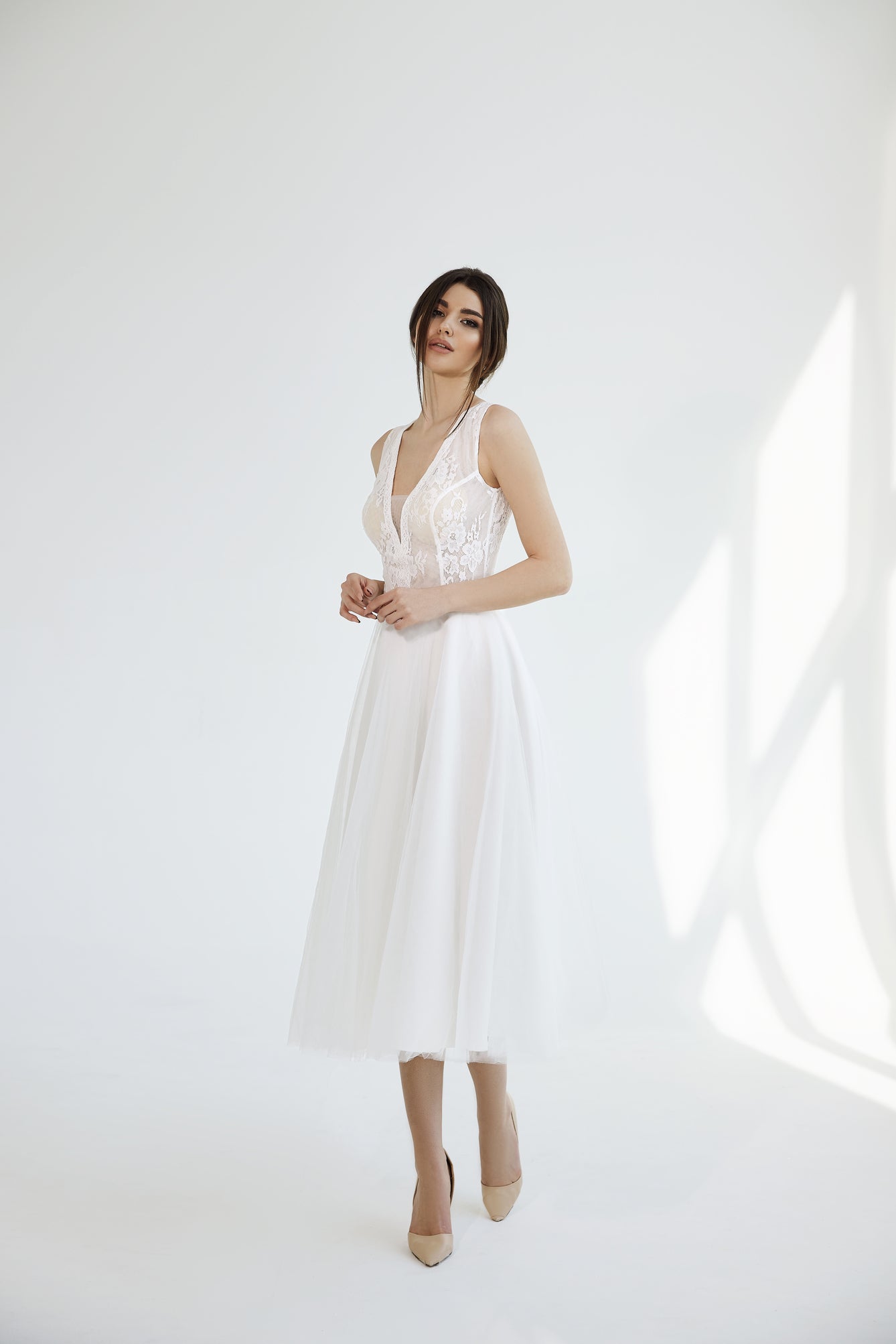 Vista frontal del vestido de novia Christina – silueta favorecedora para novia moderna