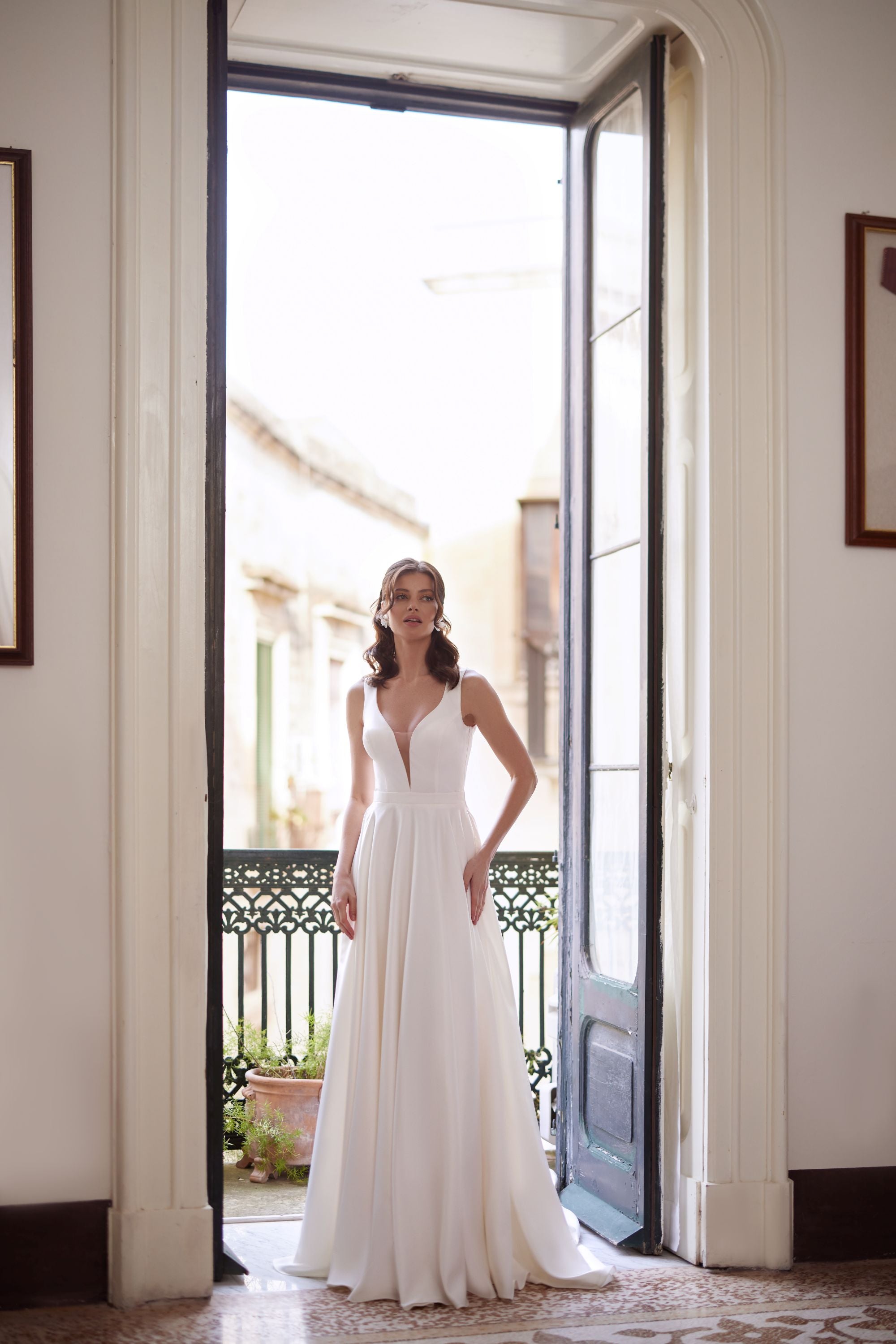 Vestido de novia a medida Echo – vista frontal completa, disponible online en Barcelona 