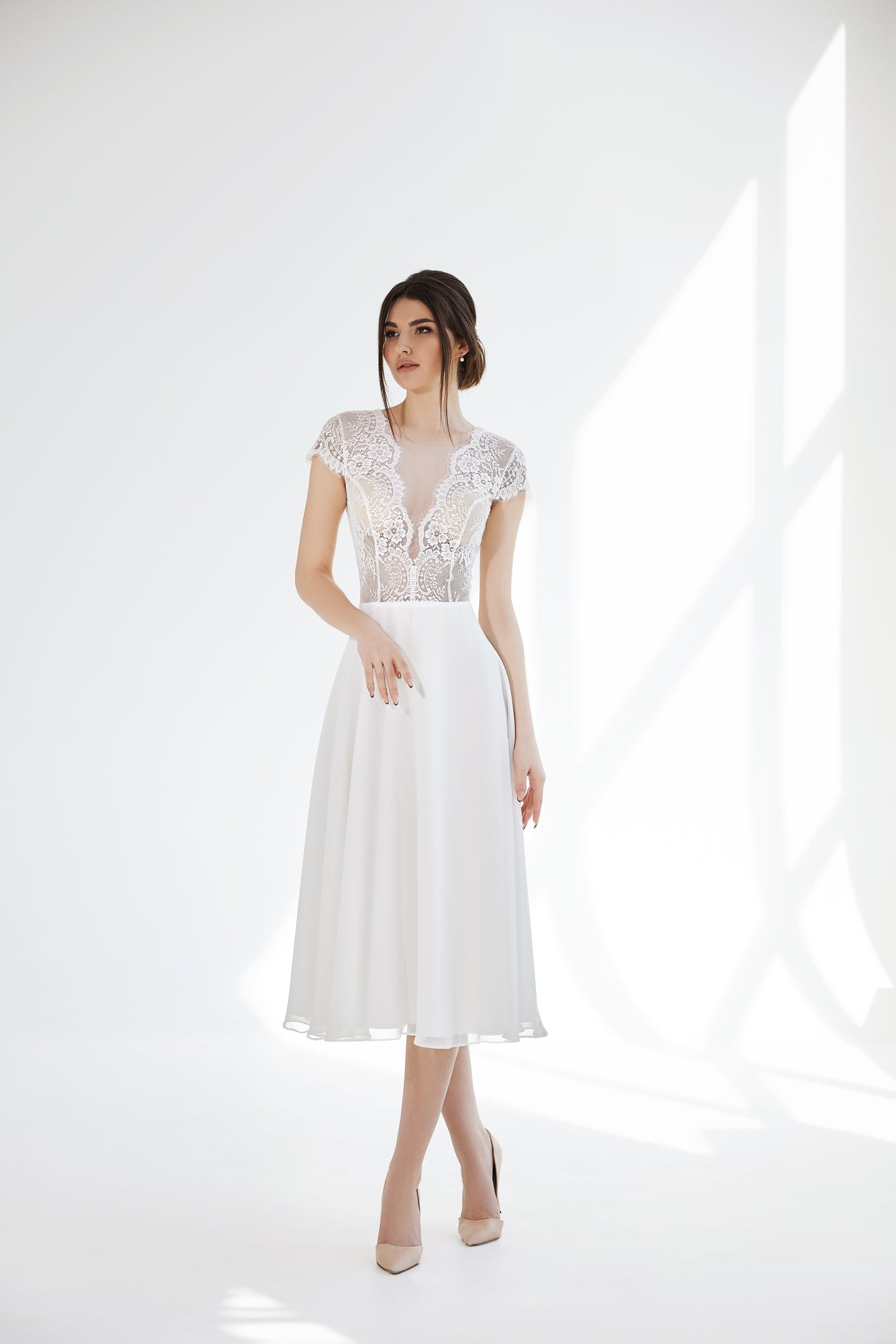 Vestido de novia a medida Ember – vista frontal estudio completa, disponible online en Barcelona 