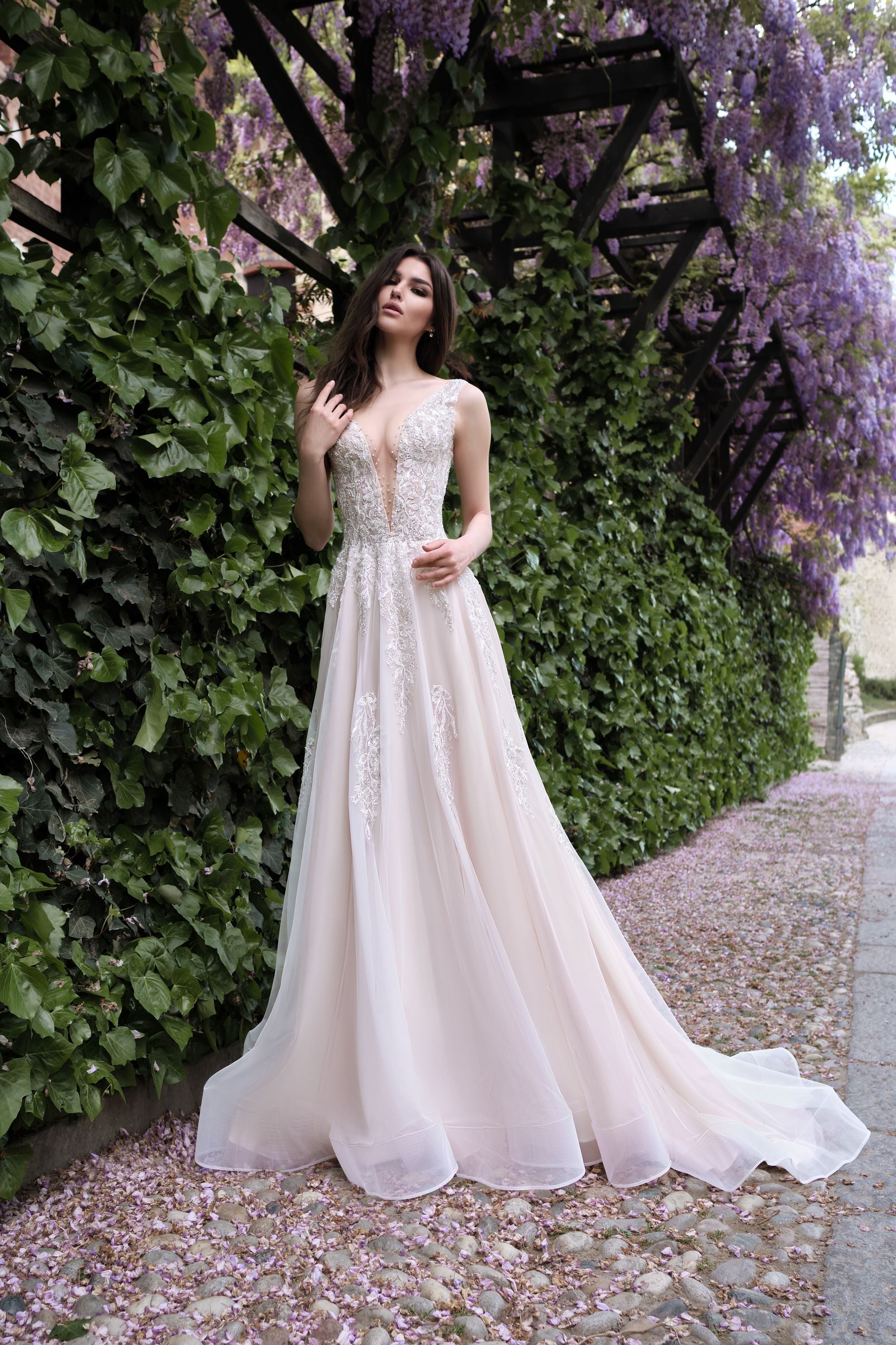 Vista frontal del vestido de novia Fiesole – silueta favorecedora para novia moderna