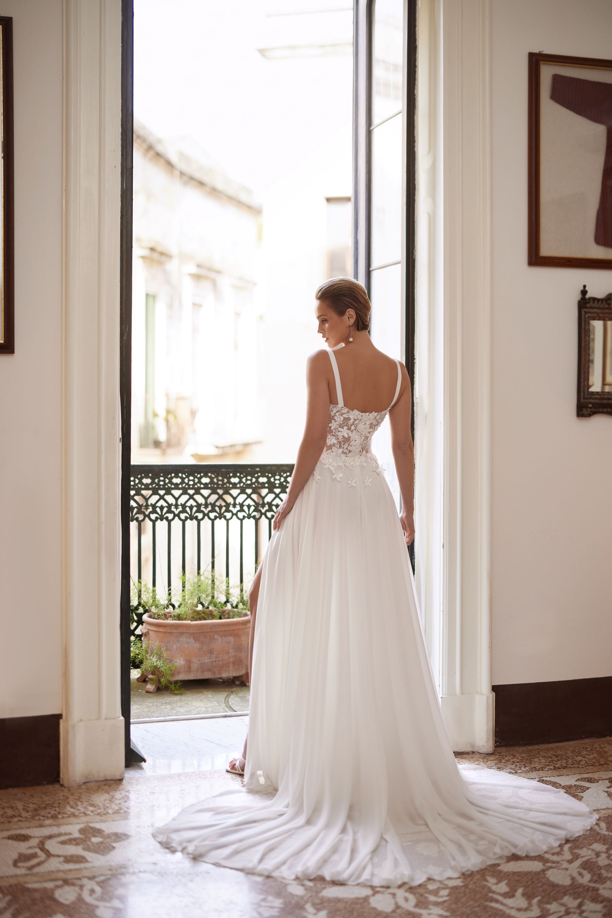 Espalda del vestido de novia a medida Grace Chiffon (gasa) – diseño elegante y sofisticado para novias actuales