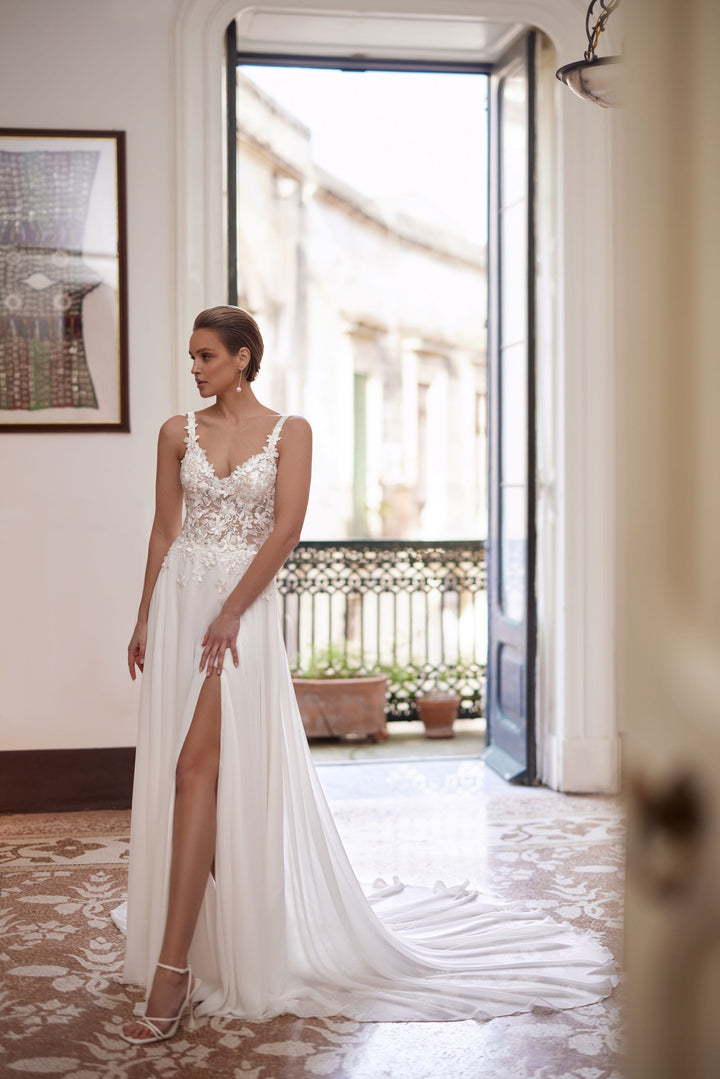 Vestido de novia a medida Grace Chiffon (gasa) – vista frontal completa, disponible online en Barcelona 