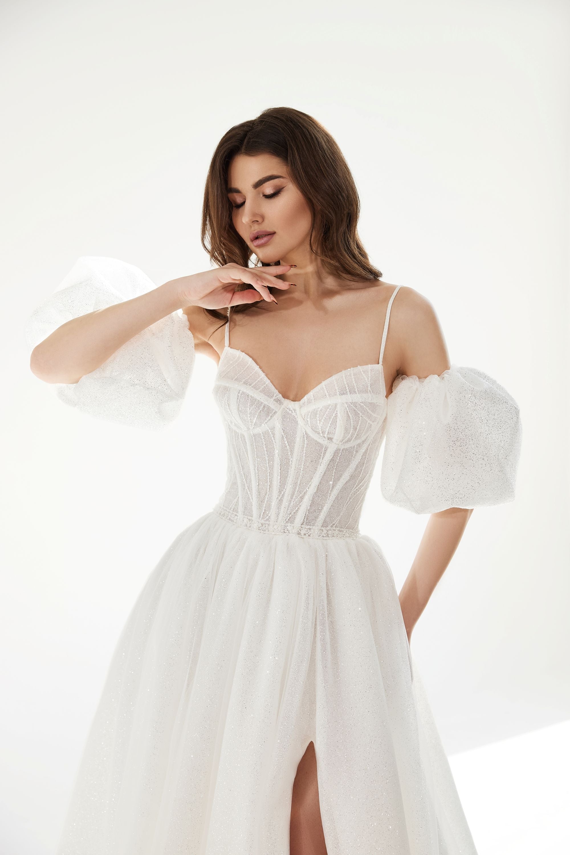 Vestido de novia a medida Lavinia – diseño elegante y sofisticado para novias actuales