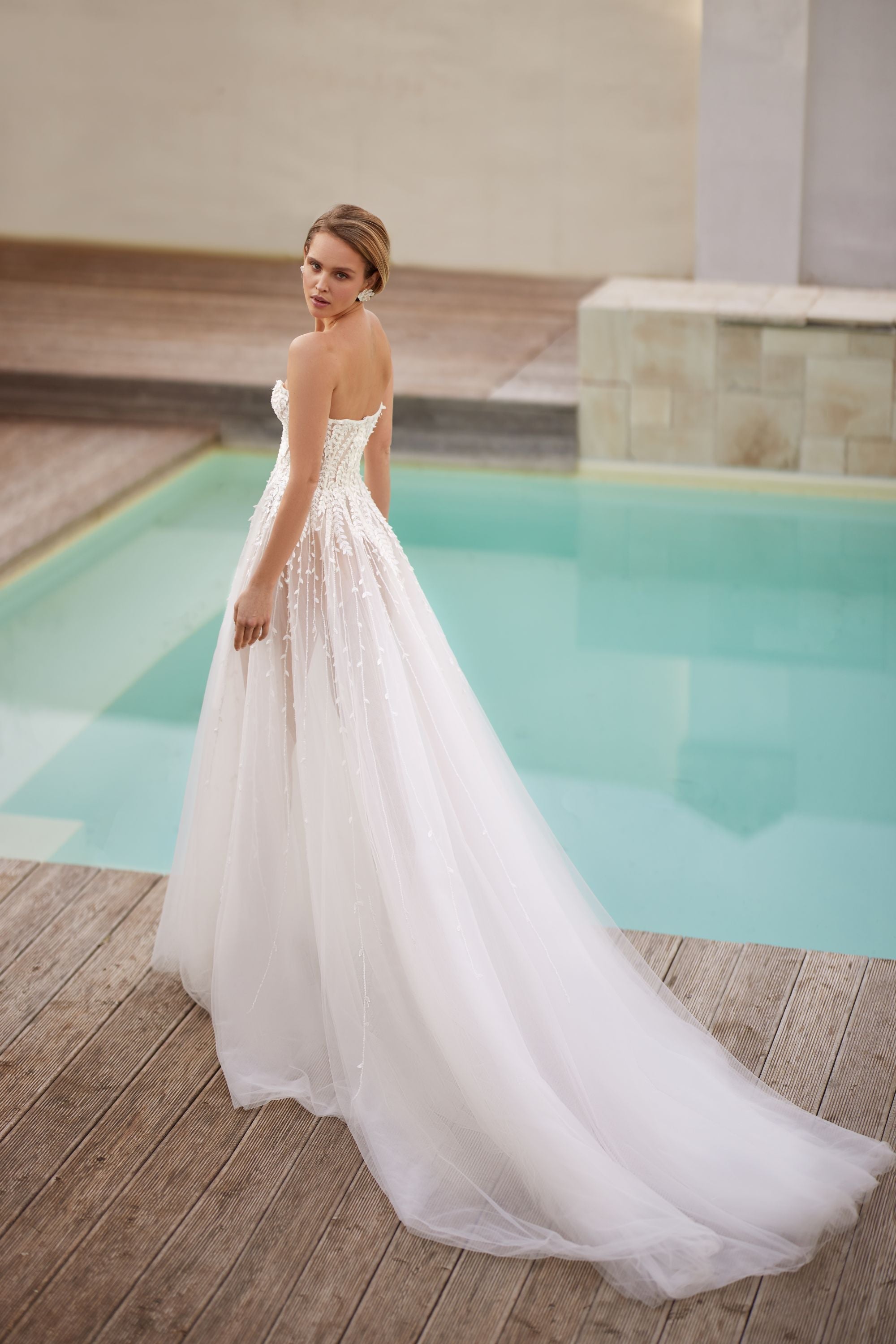 Espalda del vestido de novia a medida Lazurite – diseño elegante y sofisticado para novias actuales