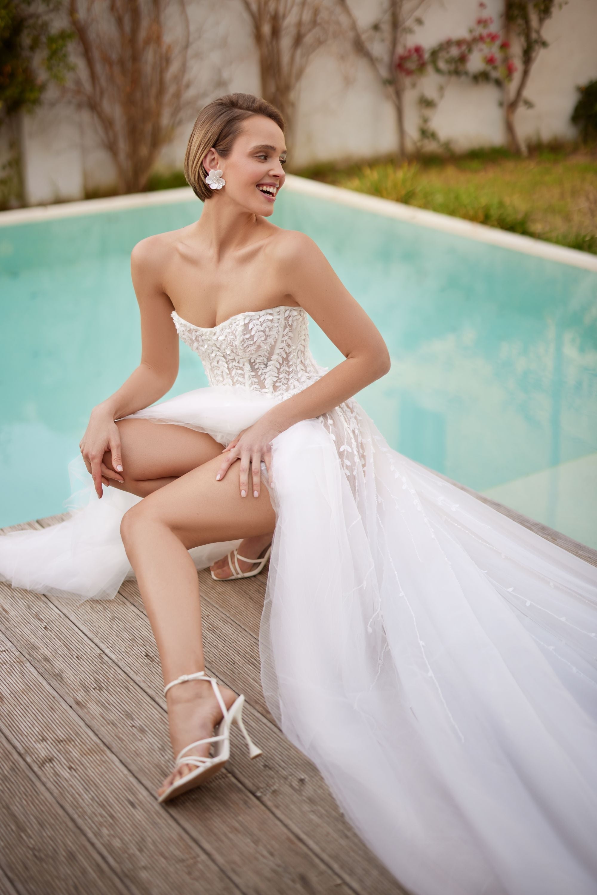Vista lateral del vestido de novia Lazurite – silueta favorecedora para novia moderna