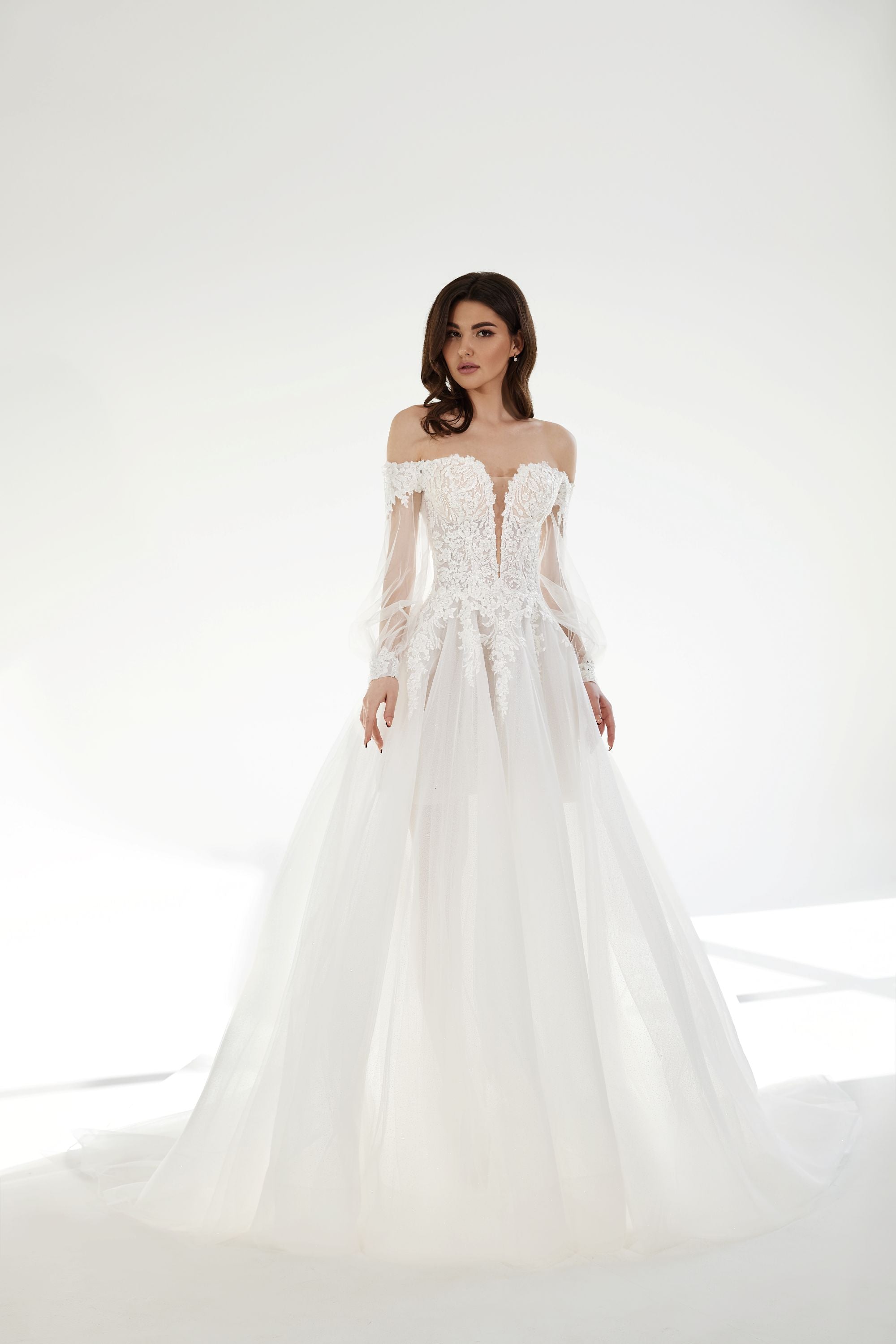 Vestido de novia Leticia frontal estudio– silueta favorecedora para novia moderna