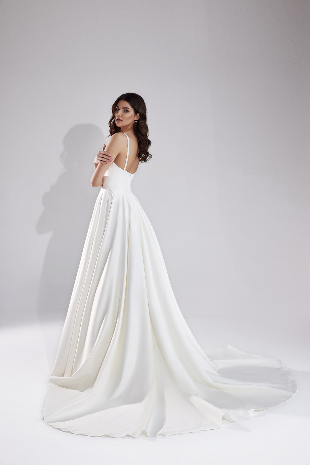 Espalda del vestido de novia a medida Lilian – diseño elegante y sofisticado para novias actuales