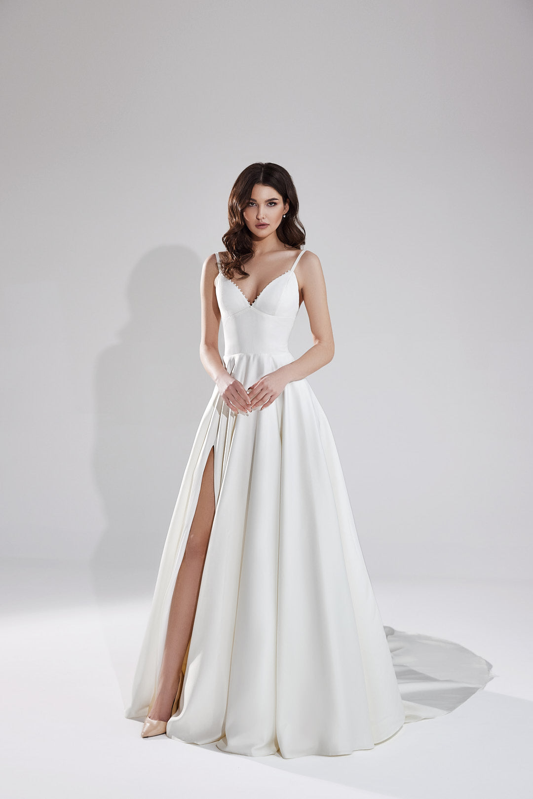 Vista frontal en estudio del vestido de novia Lilian – silueta favorecedora para novia moderna