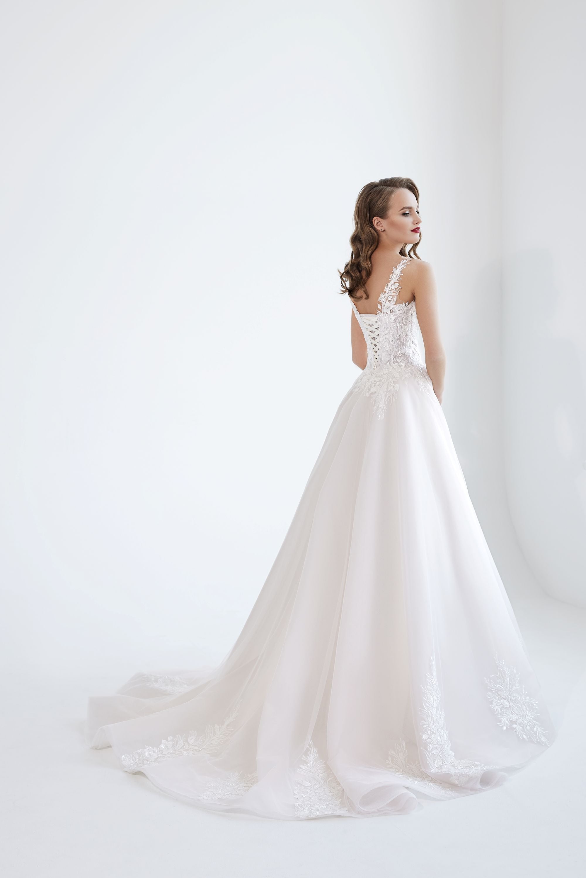Espalda del vestido de novia a medida Lorena – diseño elegante y sofisticado para novias actuales