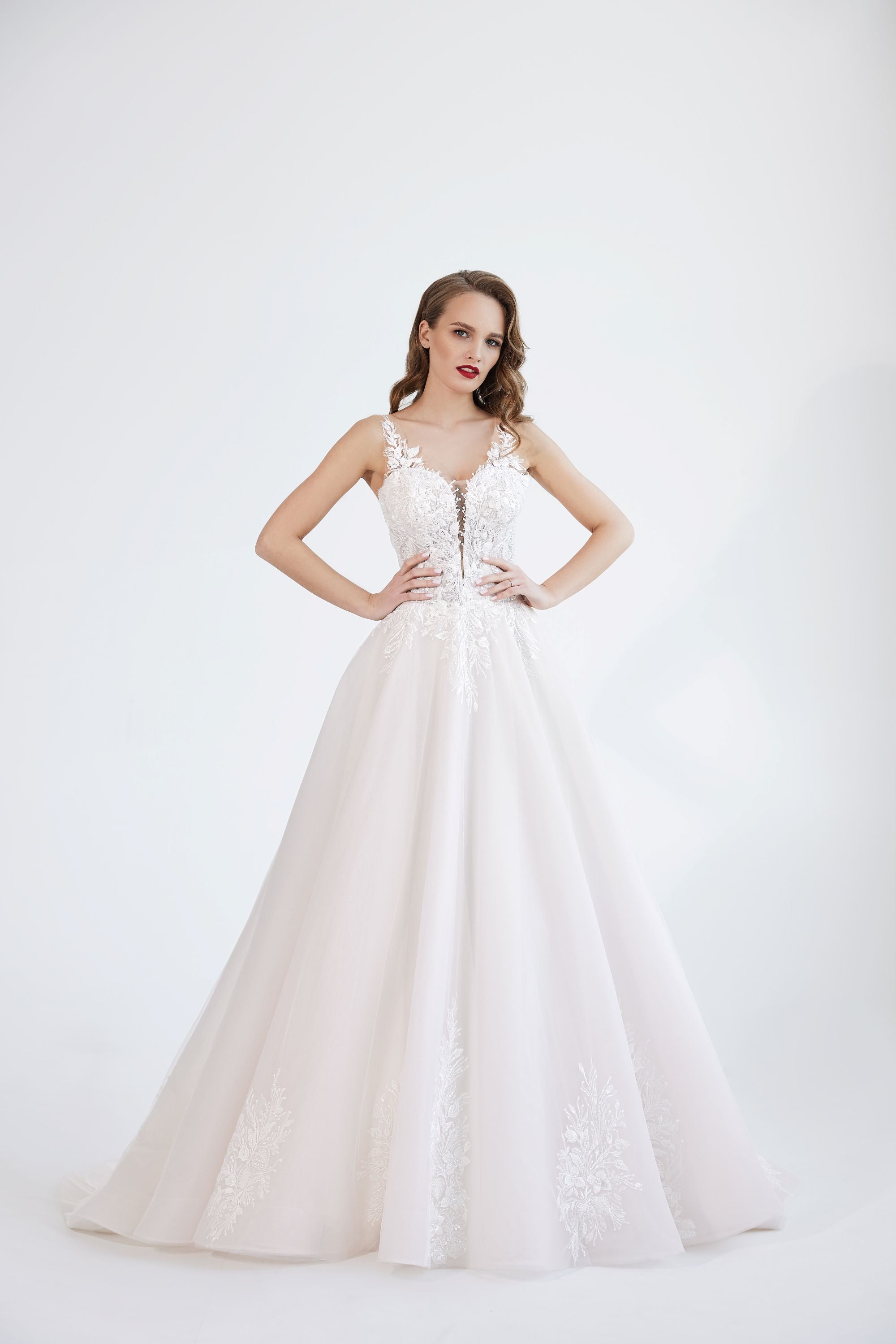Vestido de novia a medida Lorena – vista frontal completa, disponible online en Barcelona 