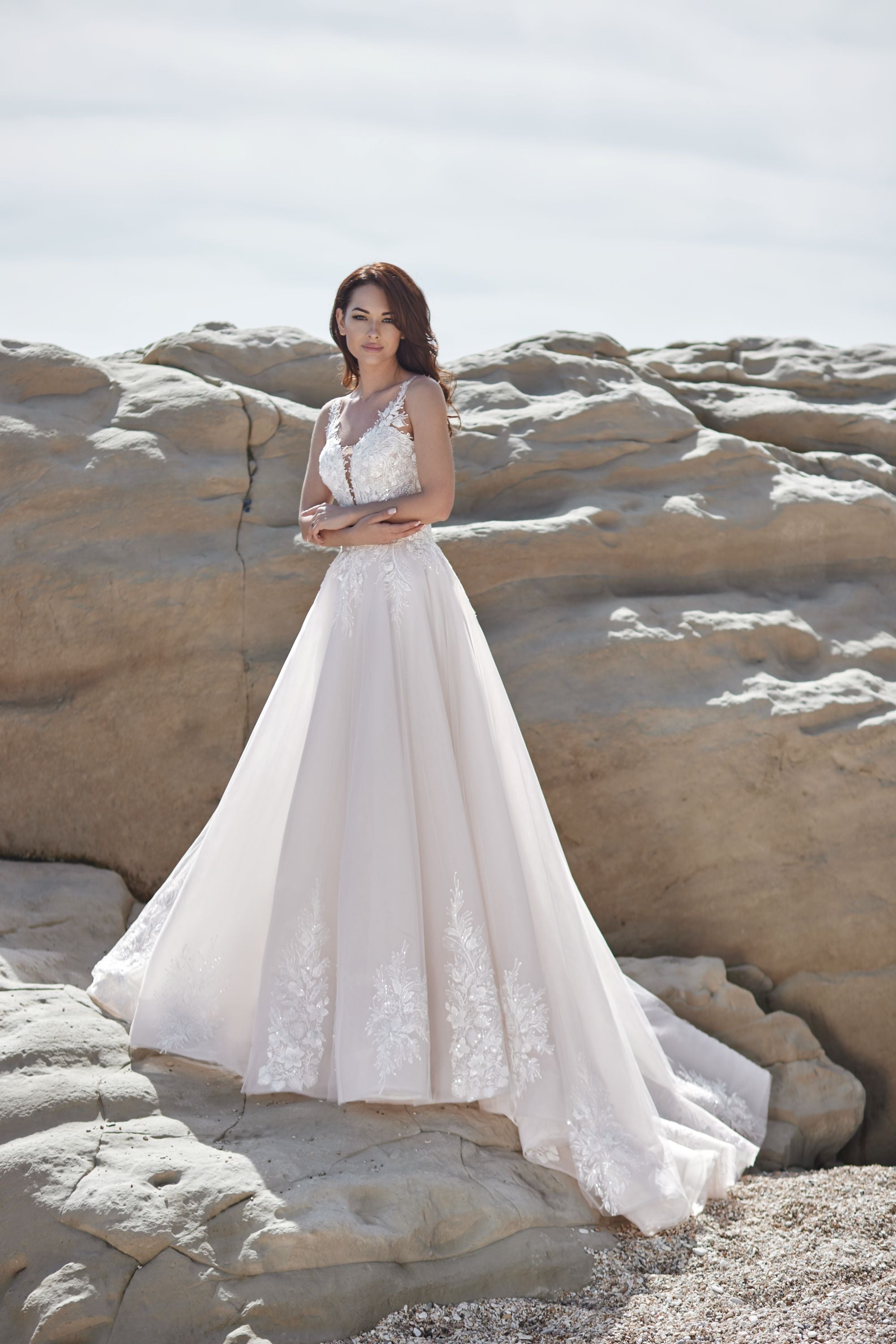 Vista lateral del vestido de novia Lorena – silueta favorecedora para novia moderna