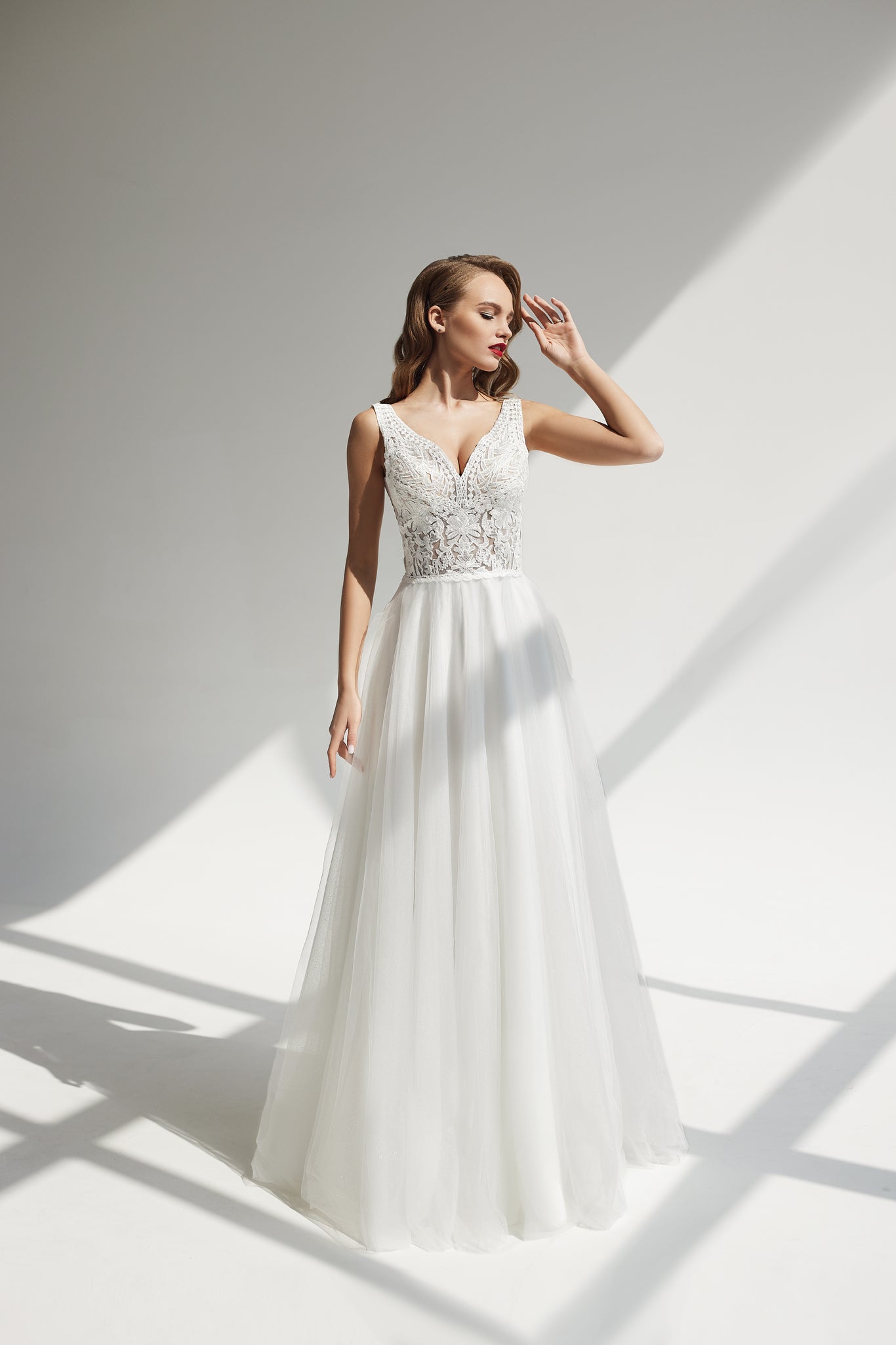 Vestido de novia a medida Luna – vista frontal estudio completa, disponible online en Barcelona