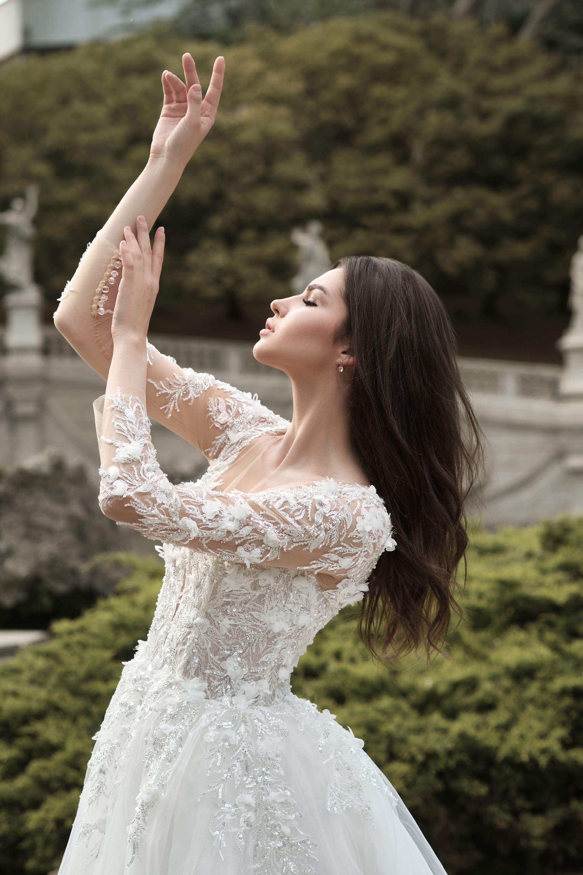 Vista lateral del vestido de novia Modena – silueta favorecedora para novia moderna