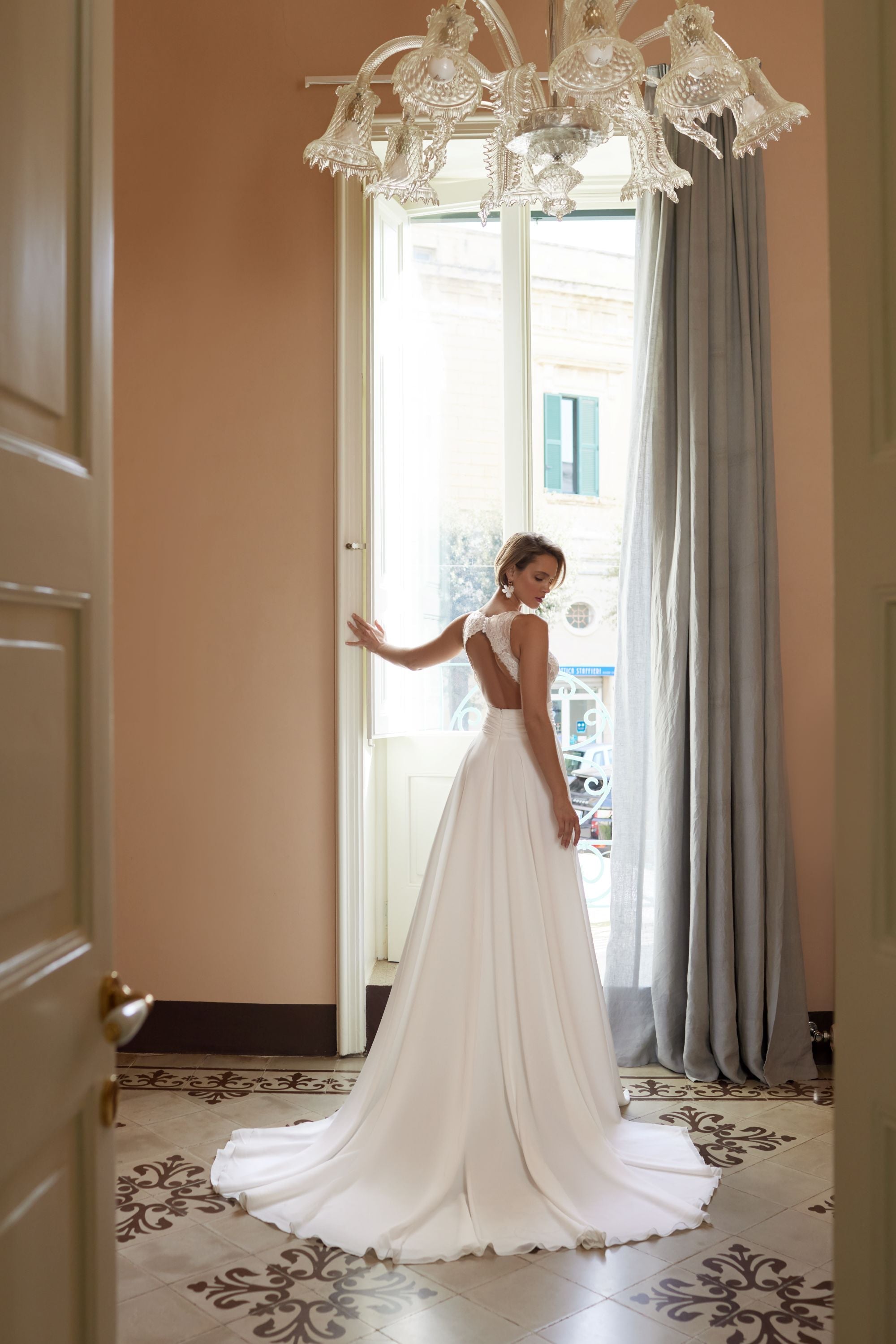 Espalda del vestido de novia a medida Morganite – diseño elegante y sofisticado para novias actuales