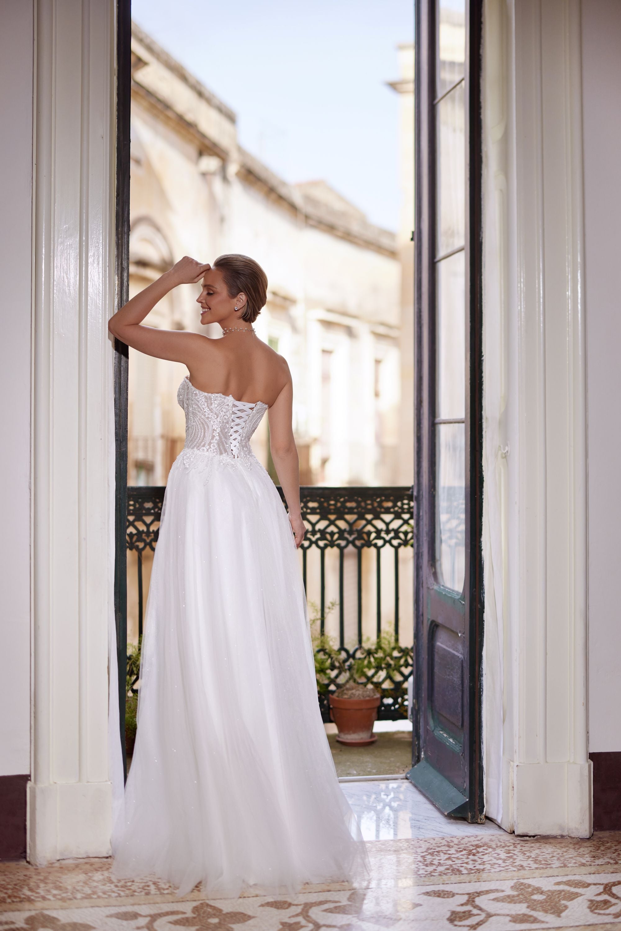 Espalda del vestido de novia a medida Petal – diseño elegante y sofisticado para novias actuales