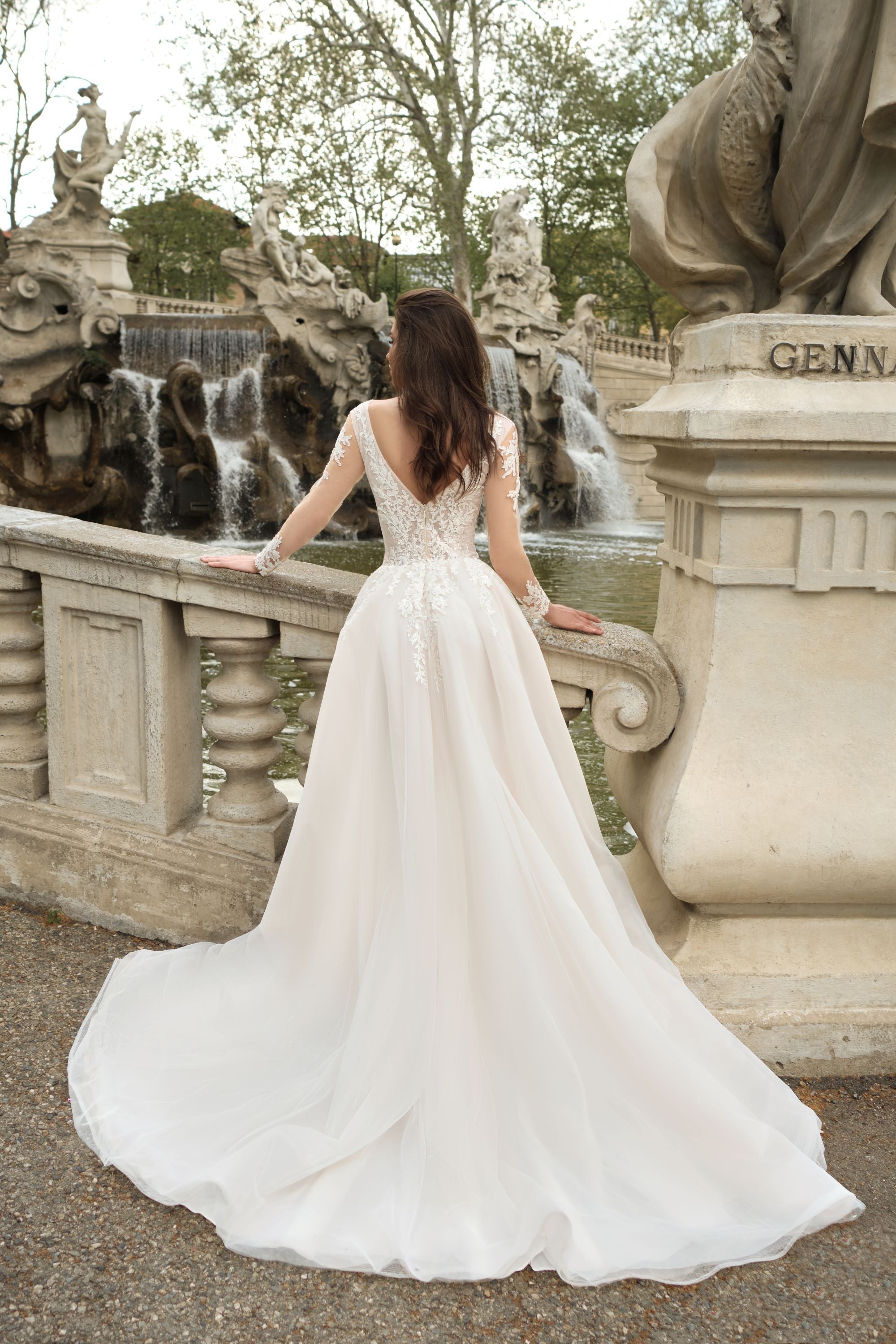 Espalda del vestido de novia a medida Ravenna – diseño elegante y sofisticado para novias actuales