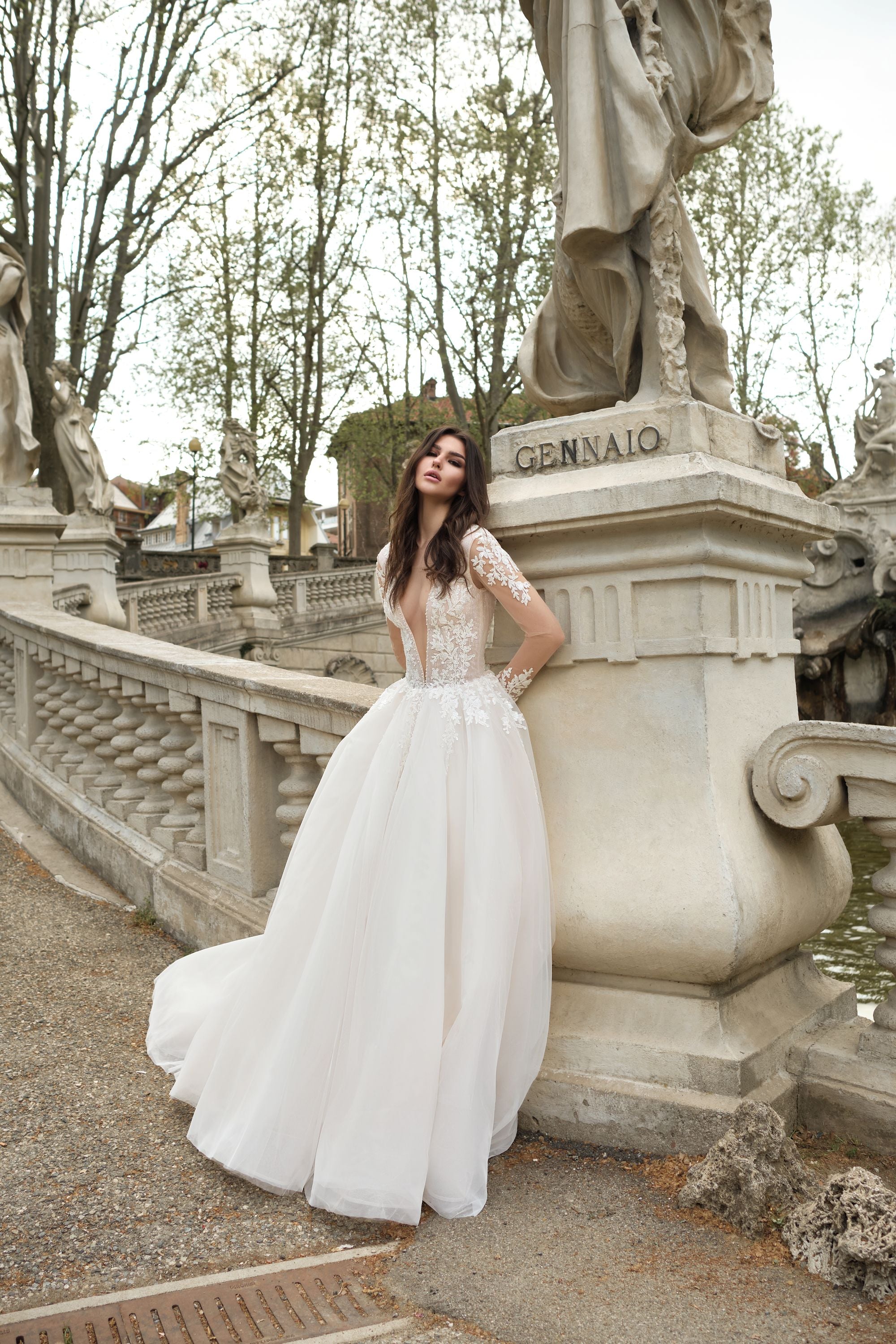 Vista lateral del vestido de novia Ravenna – silueta favorecedora para novia moderna