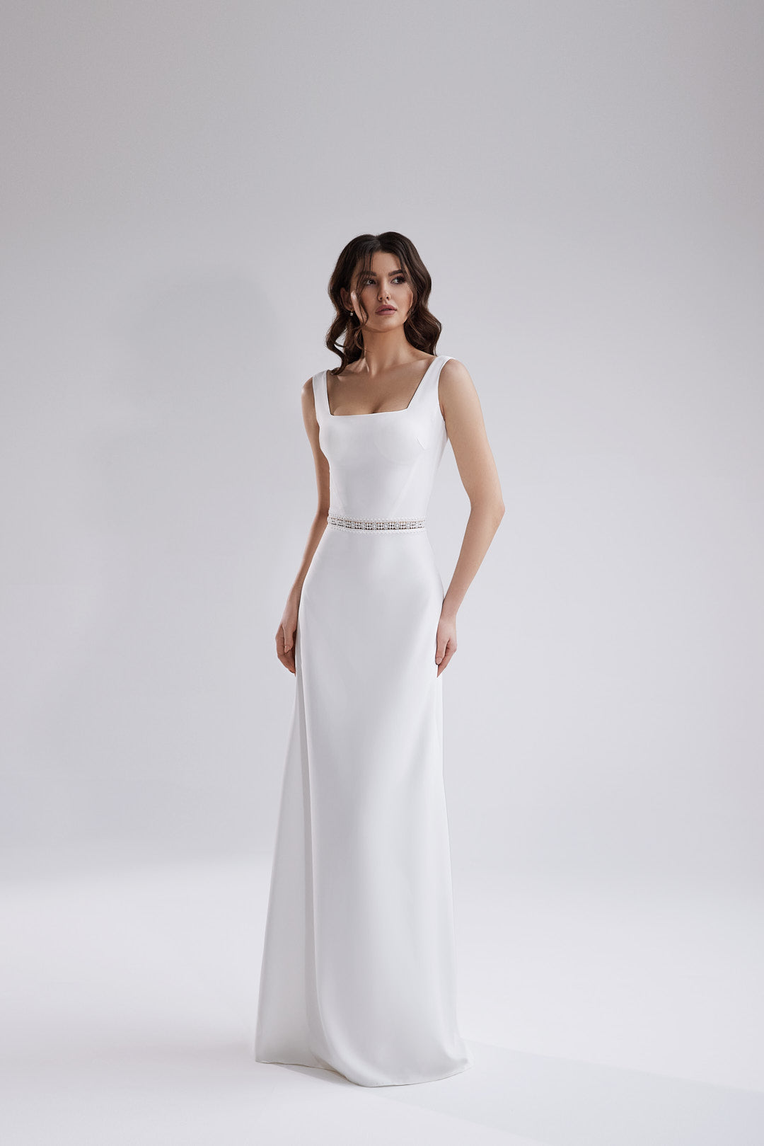 Vestido de novia a medida Serenity – vista frontal completa estudio, disponible online en Barcelona 
