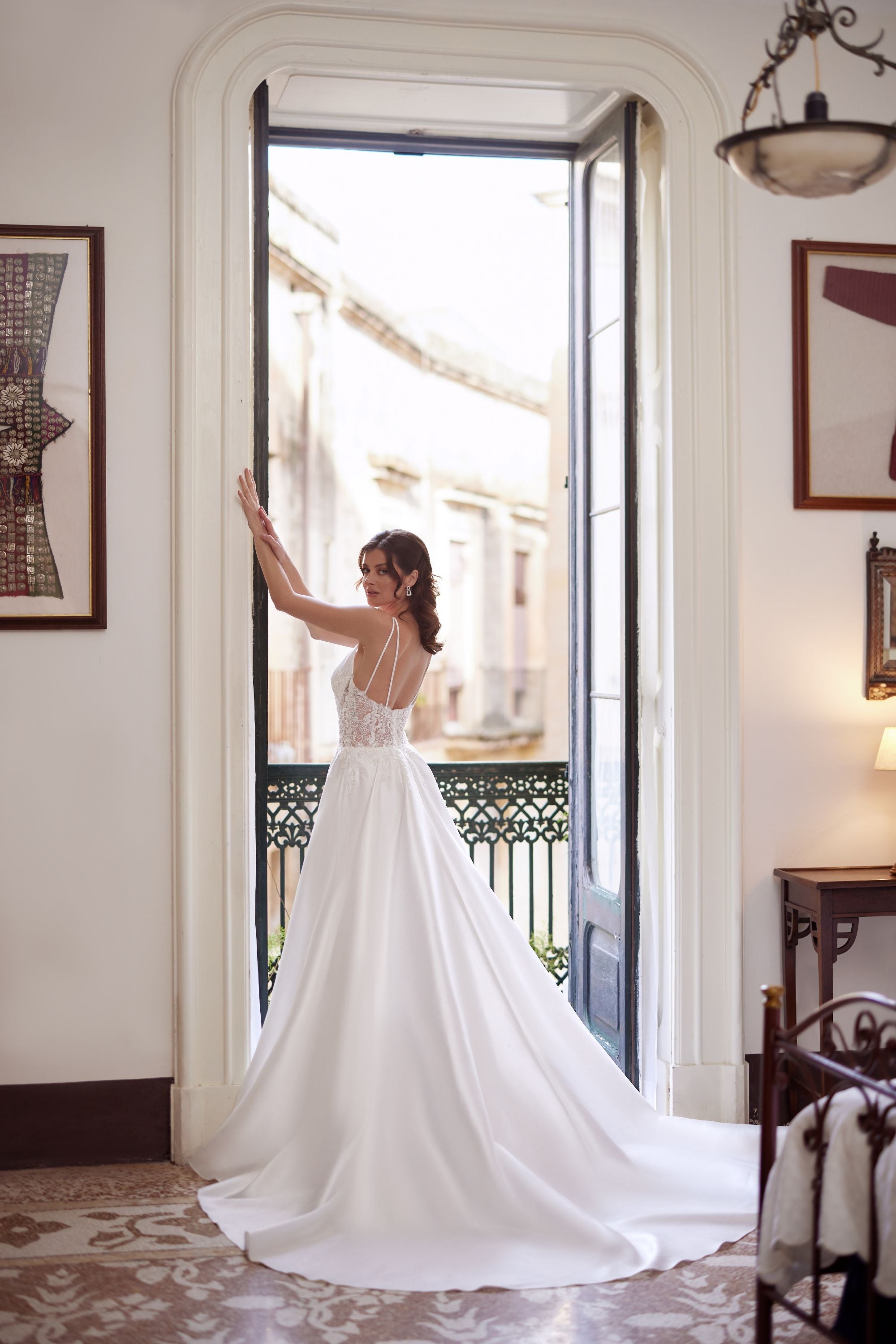 Vista lateral del vestido de novia Sparkle – silueta favorecedora para novia moderna